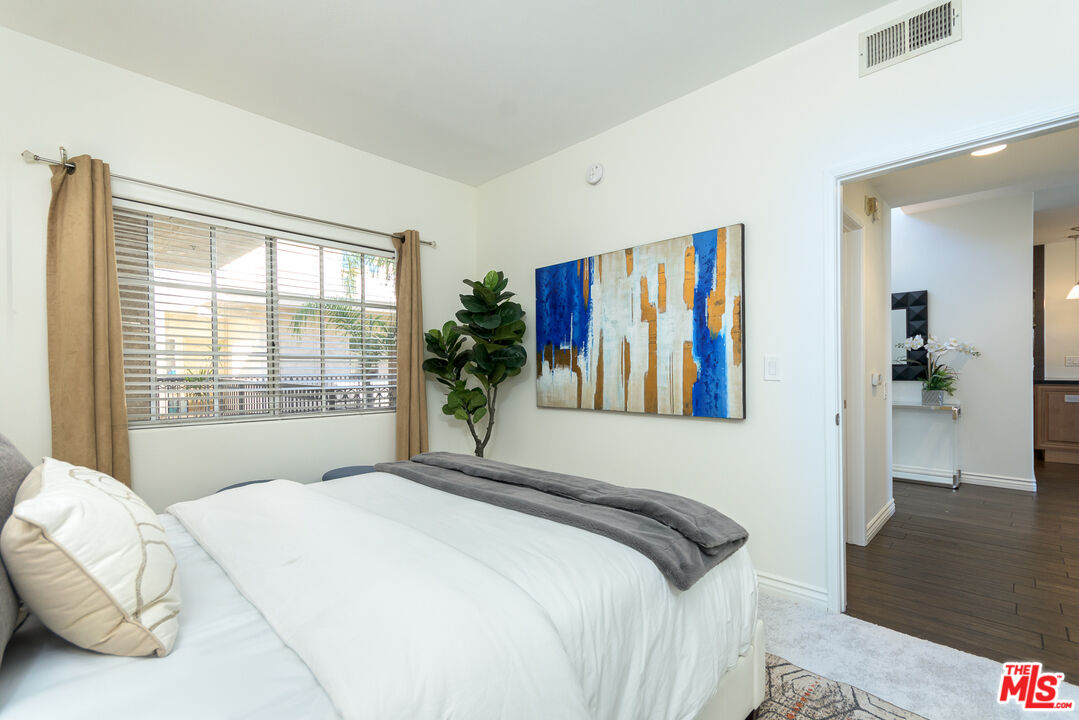 10604 Valley Spring Ln Unit: 305