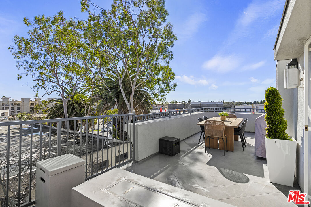 724 S Westgate Ave Unit: PH1