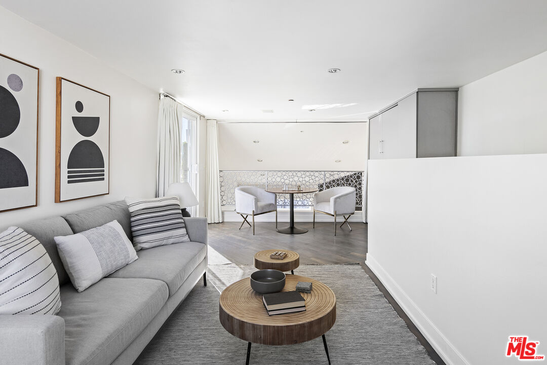 724 S Westgate Ave Unit: PH1