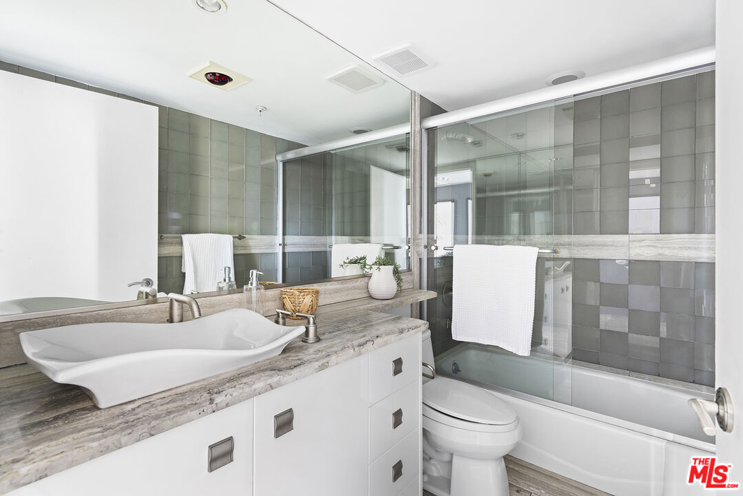 724 S Westgate Ave Unit: PH1