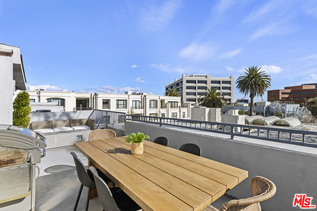 724 S Westgate Ave Unit: PH1