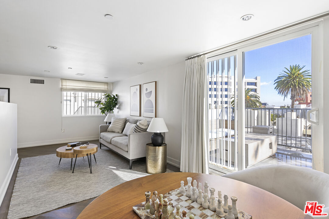 724 S Westgate Ave Unit: PH1