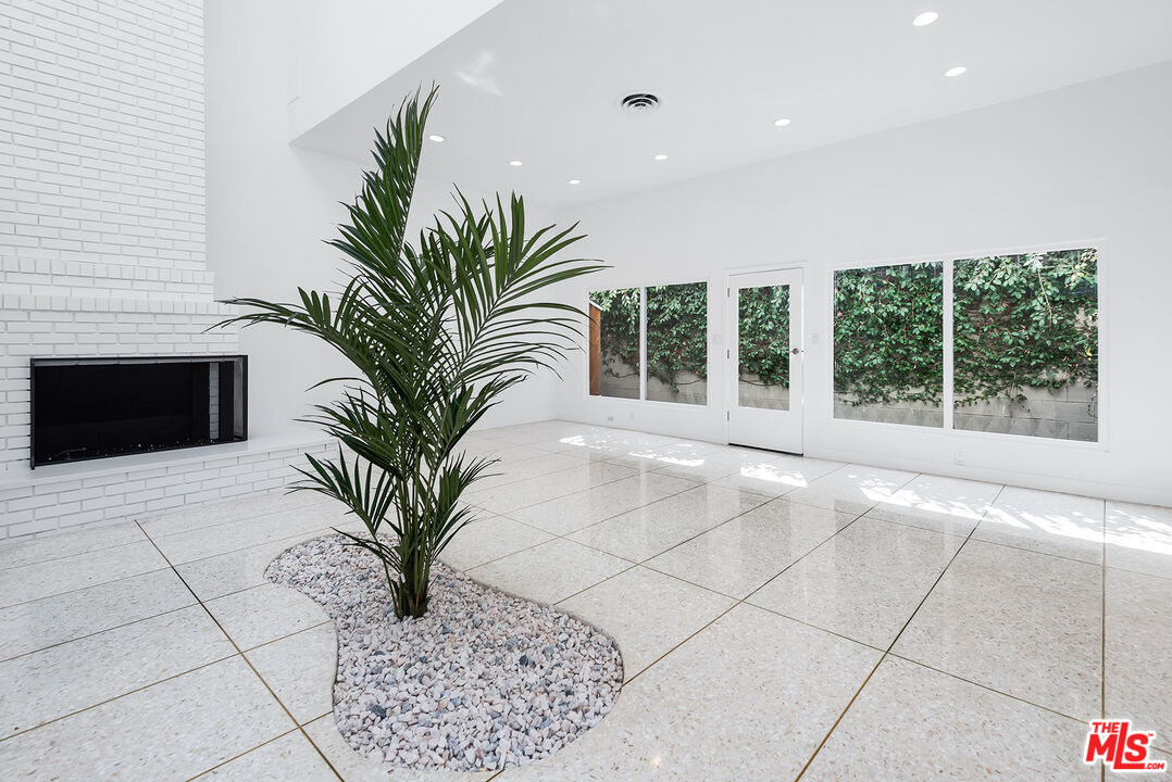 764 N DOHENY DR Unit: 2