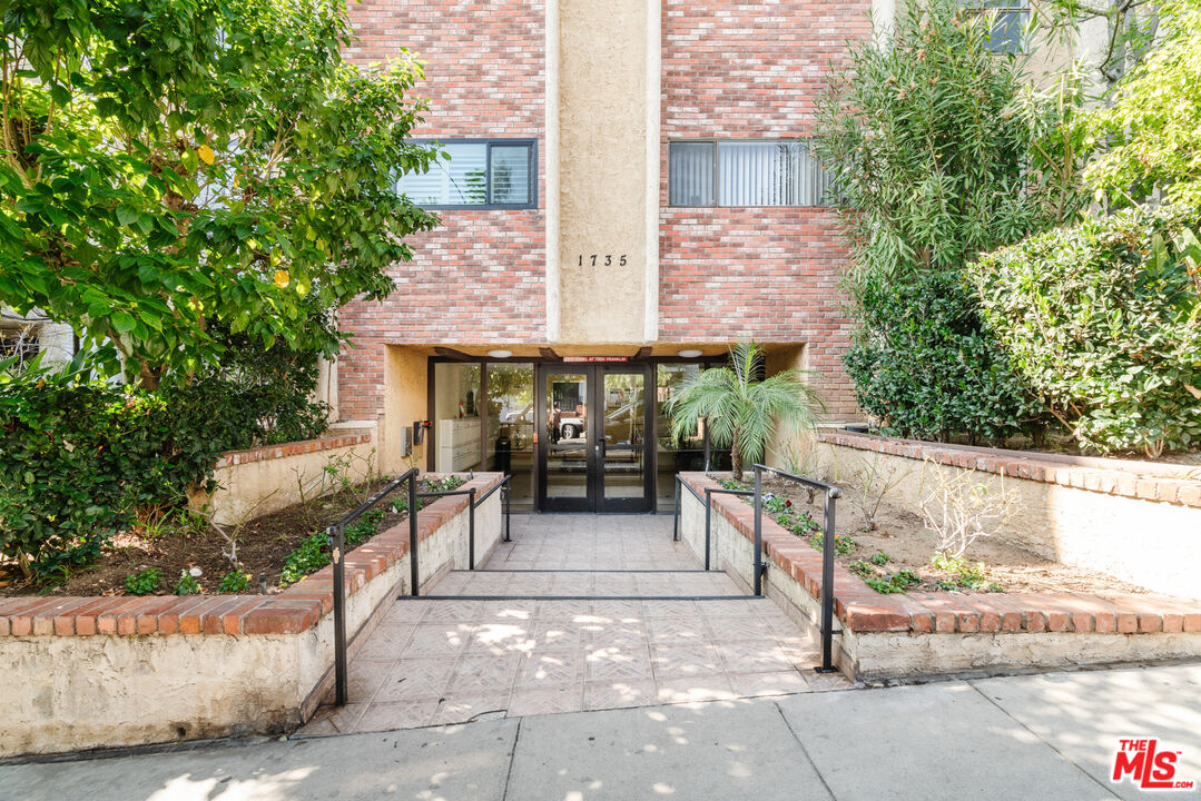 1735 N Fuller Ave Unit: 102