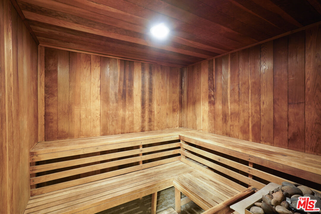 1735 N Fuller Ave Unit: 102