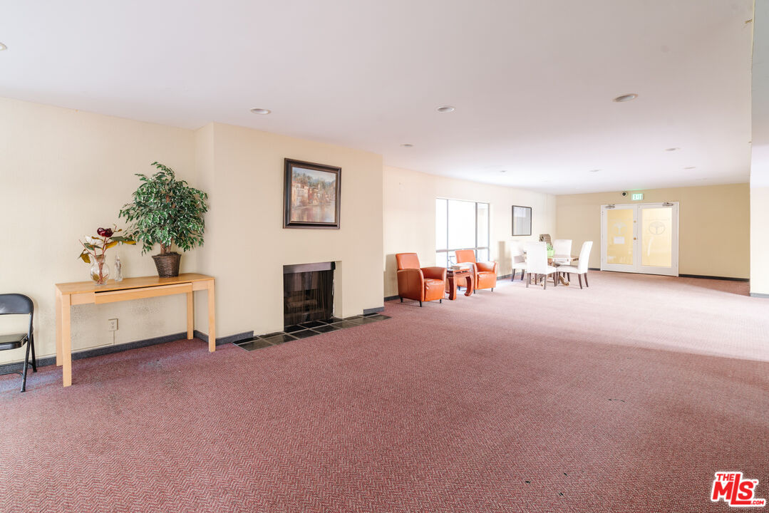 1735 N Fuller Ave Unit: 102