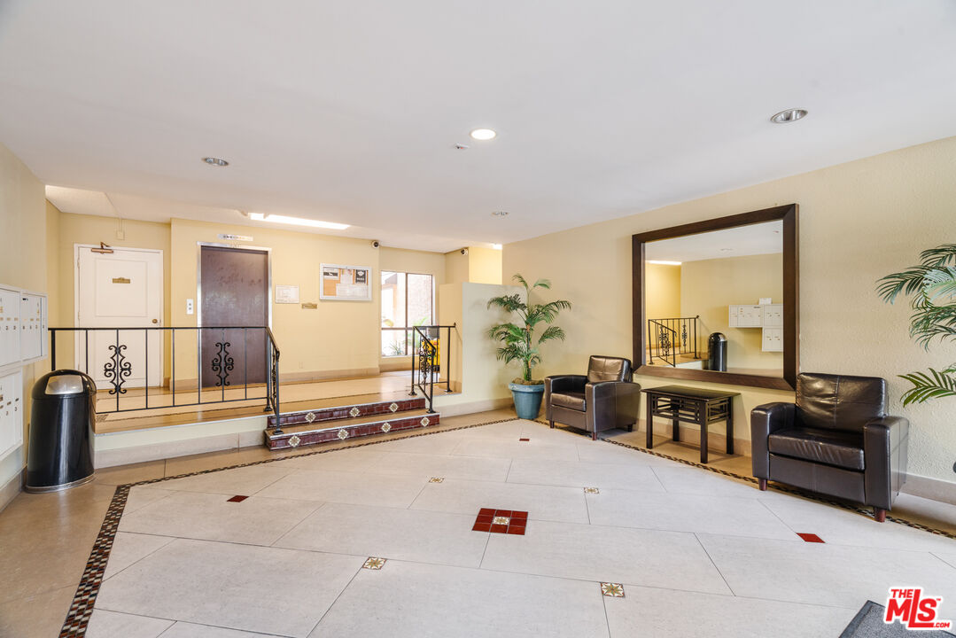 1735 N Fuller Ave Unit: 102