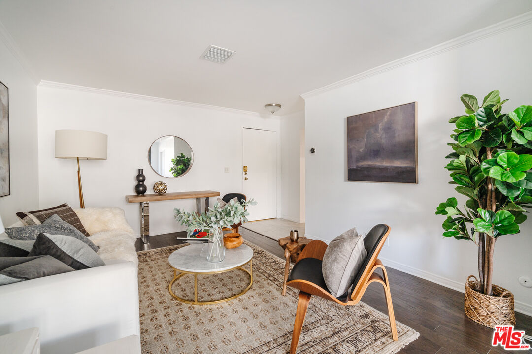 1735 N Fuller Ave Unit: 102