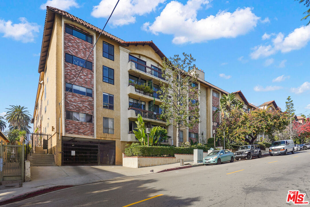 1735 N Fuller Ave Unit: 102