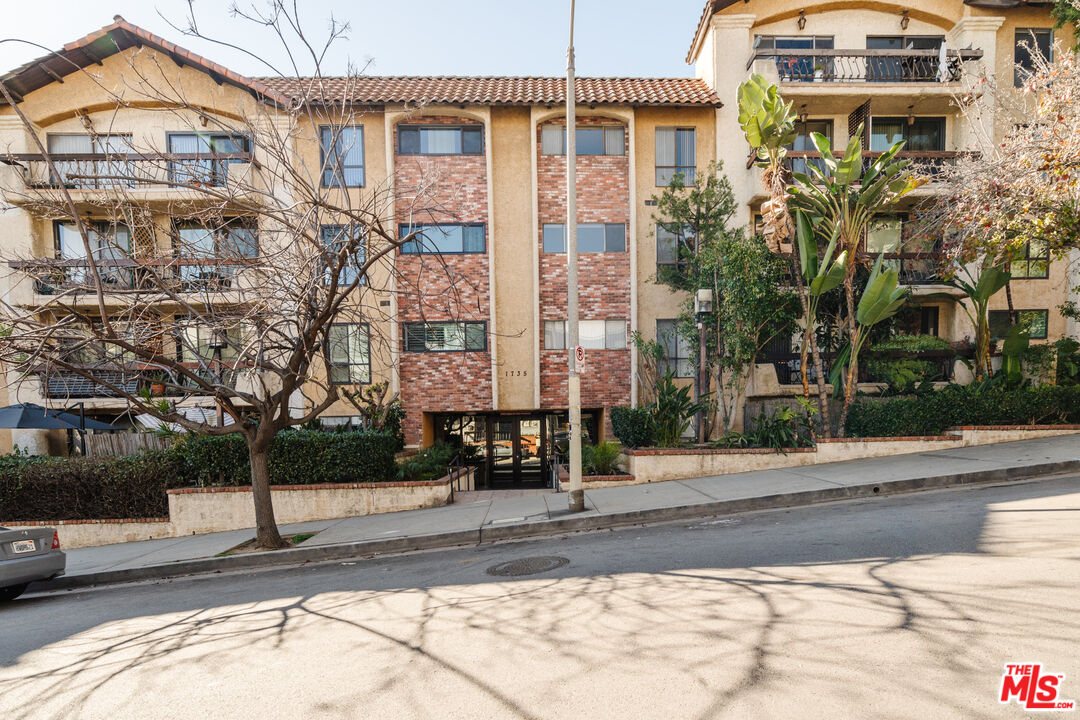 1735 N Fuller Ave Unit: 102