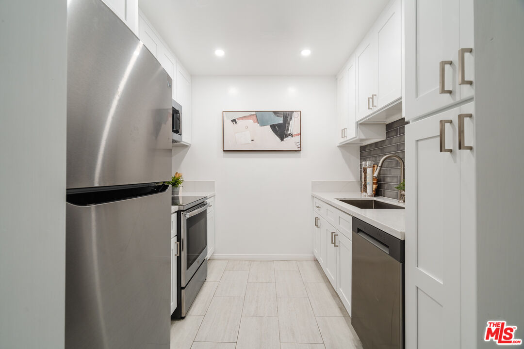 1735 N Fuller Ave Unit: 102