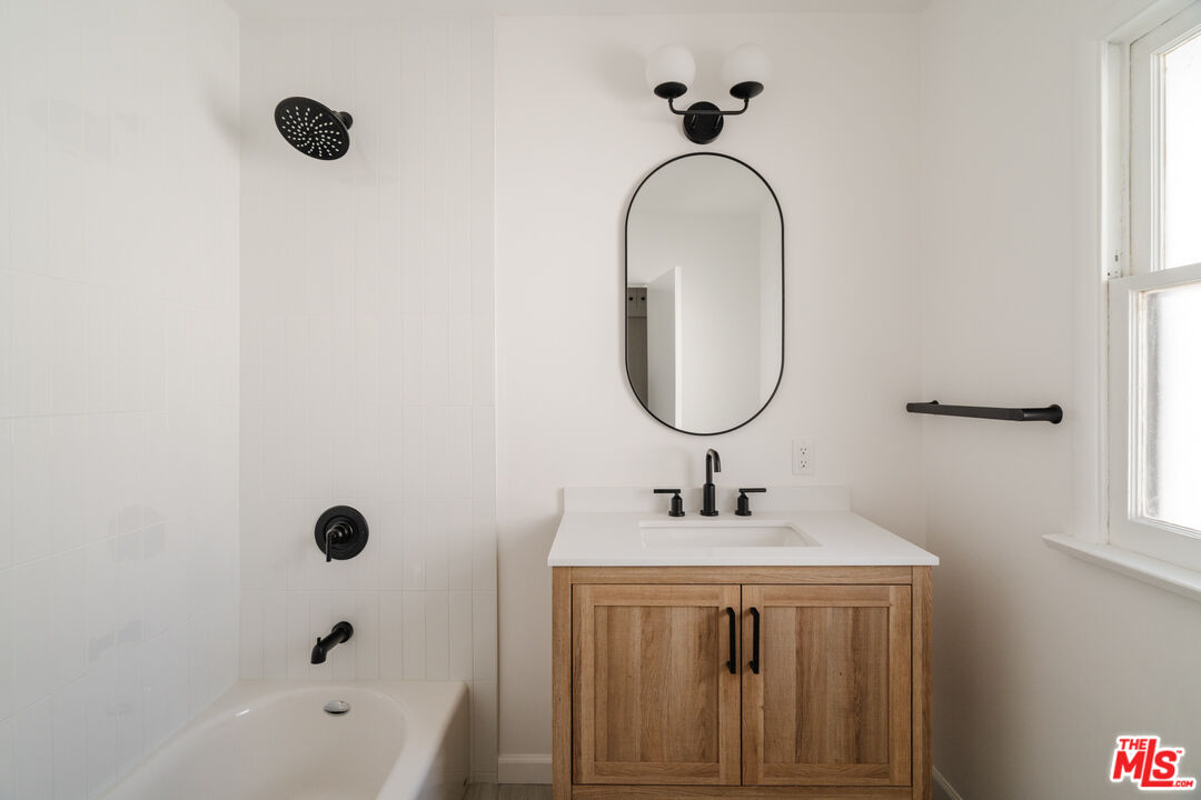 1147 Horn Ave Unit: 4