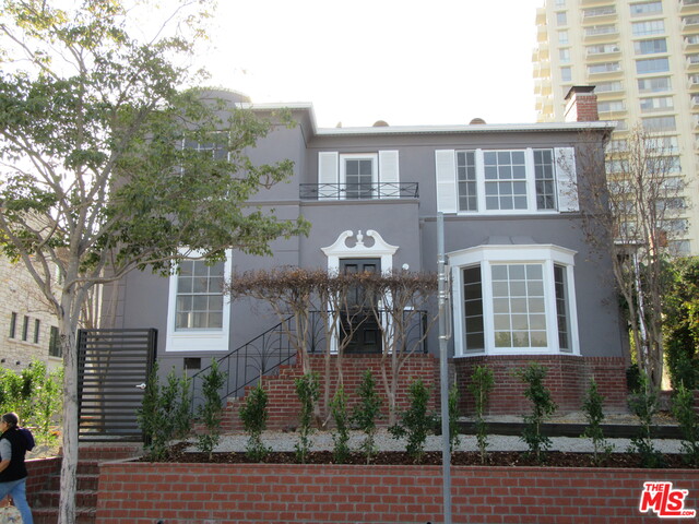 437 Shirley PL Unit: B