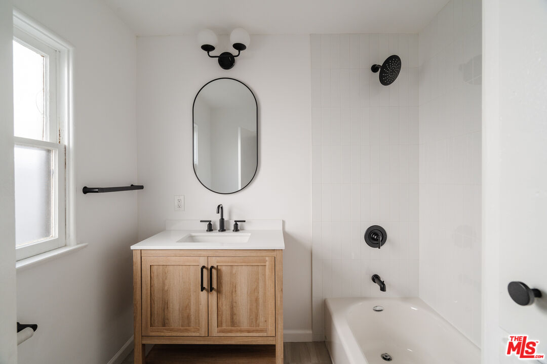 1147 Horn Ave Unit: 3