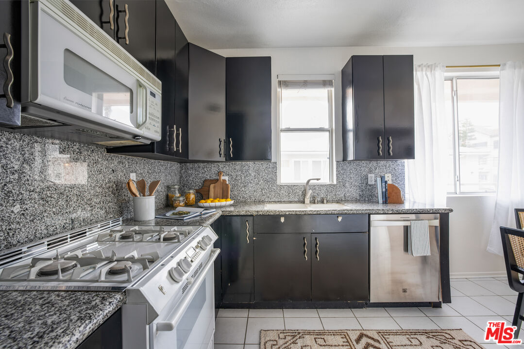 14647 Dickens St Unit: 5