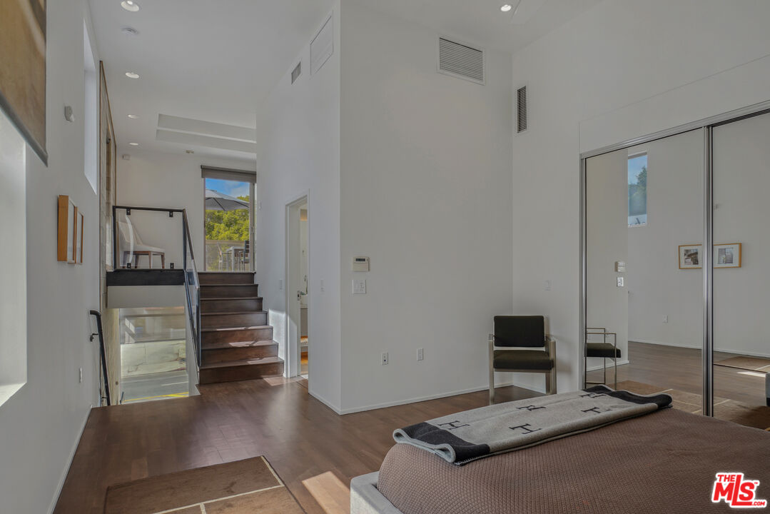 530 N Larchmont Blvd Unit: 2