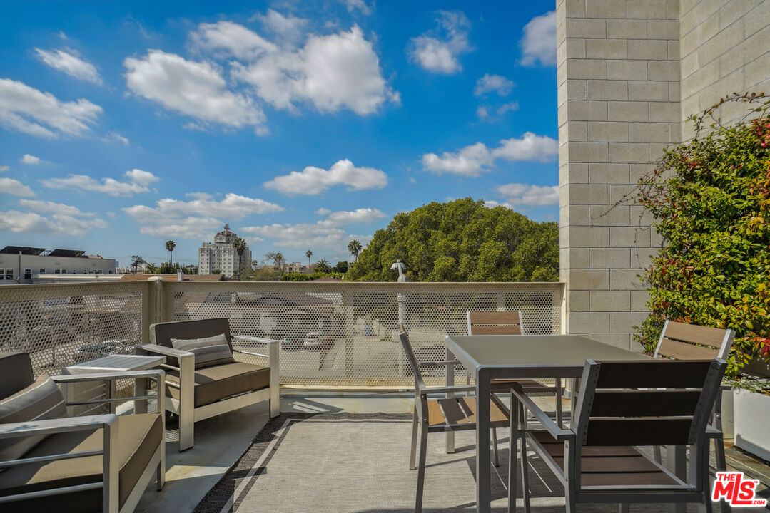 530 N Larchmont Blvd Unit: 2