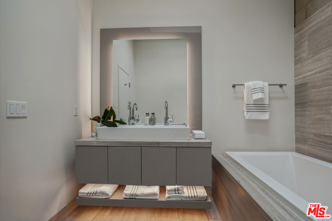 530 N Larchmont Blvd Unit: 2