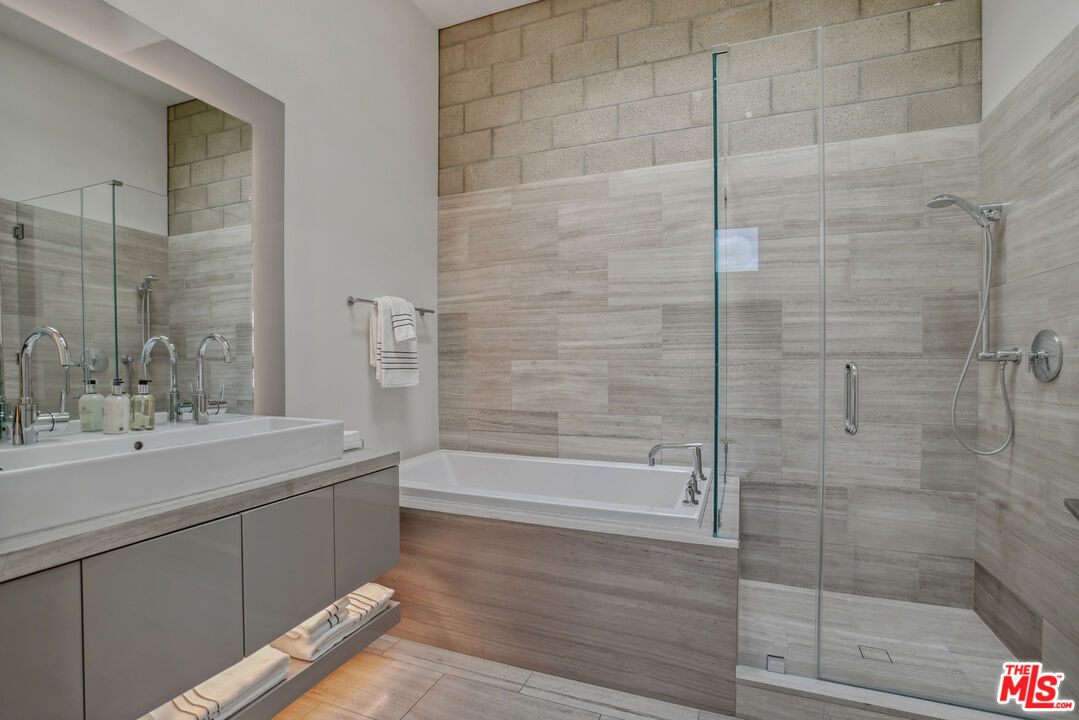 530 N Larchmont Blvd Unit: 2