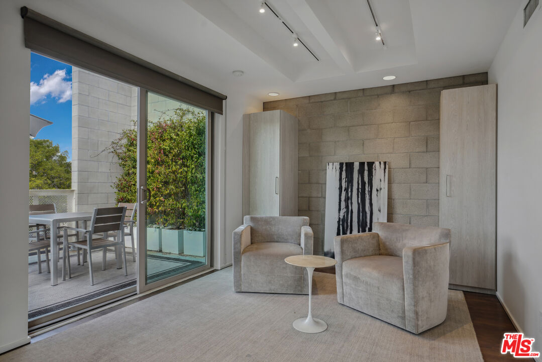 530 N Larchmont Blvd Unit: 2