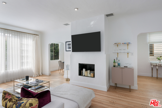 1345 N Hayworth Ave Unit: 206