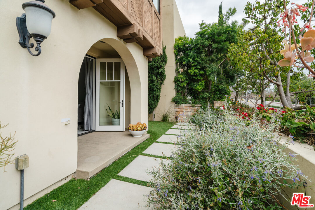 13065 Bluff Creek Dr