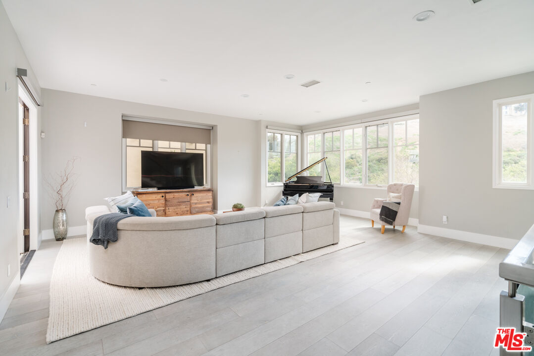 13065 Bluff Creek Dr