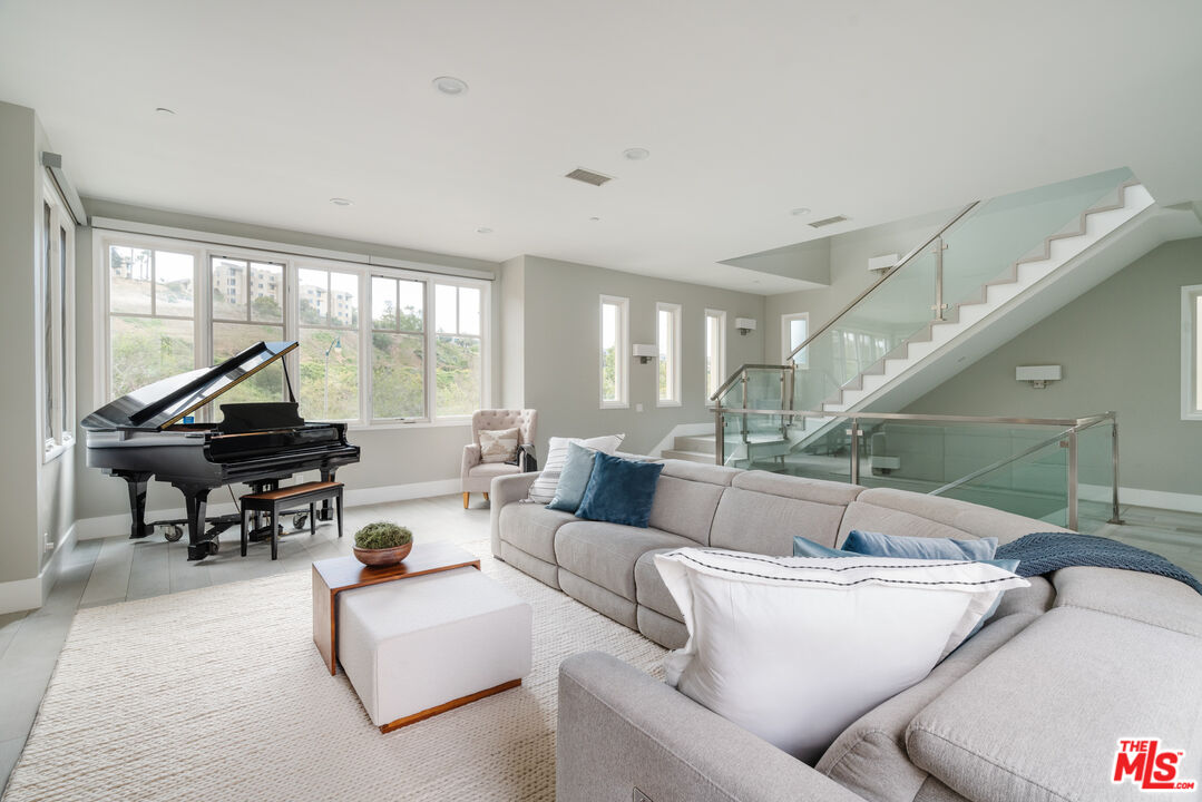 13065 Bluff Creek Dr