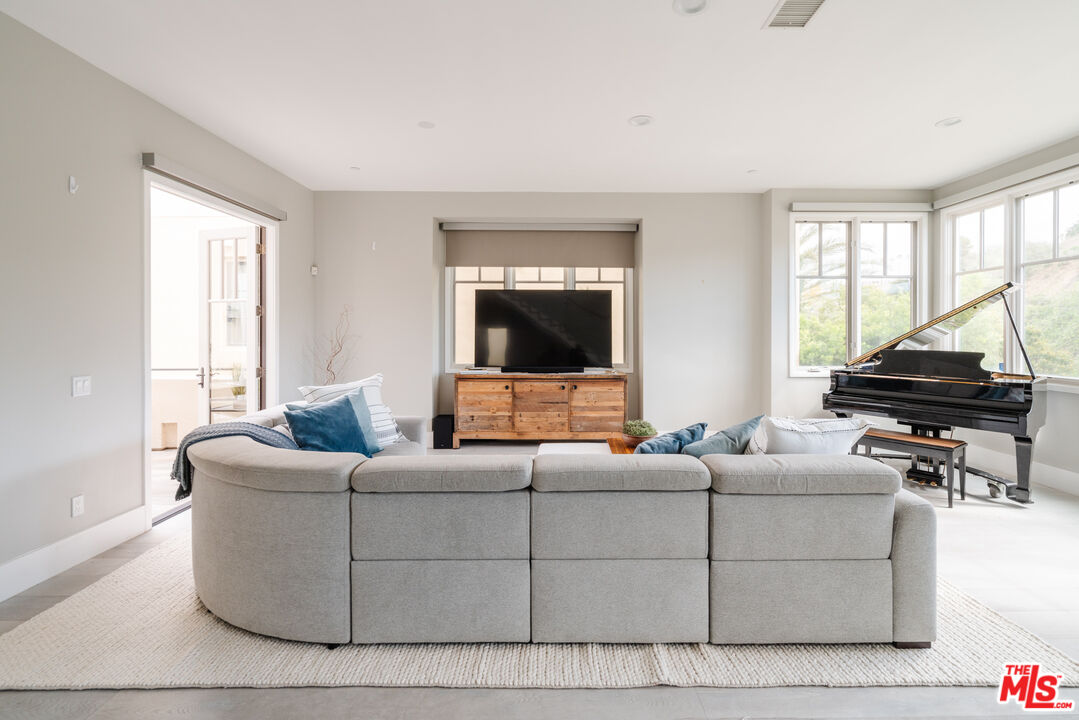 13065 Bluff Creek Dr