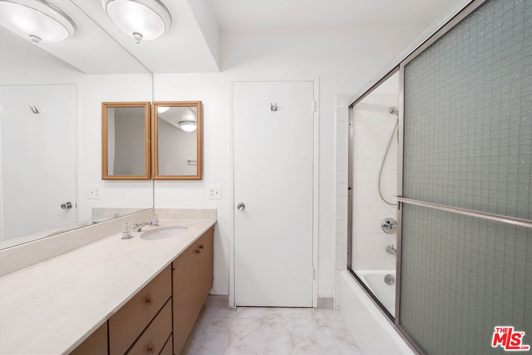 1015 N Kings Rd Unit: 310