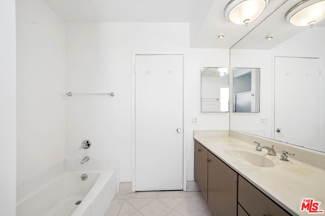 1015 N Kings Rd Unit: 310