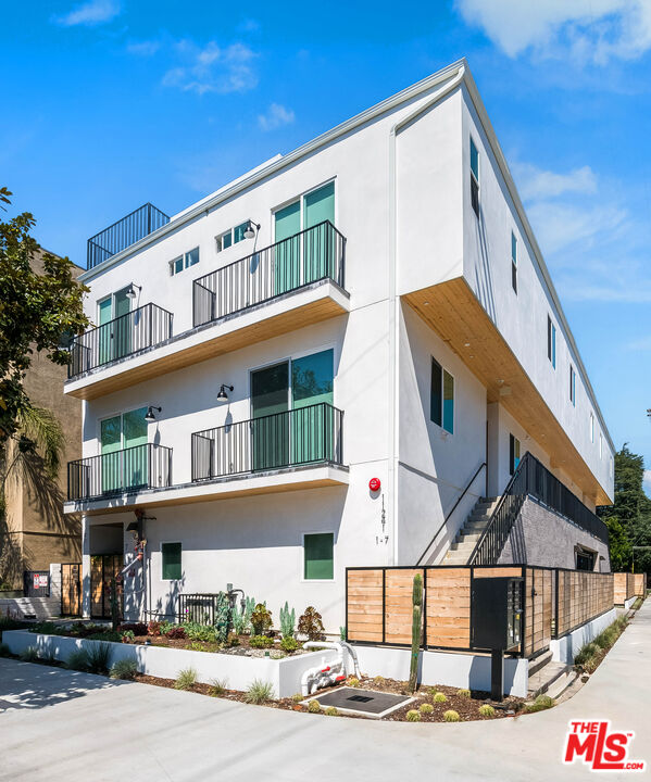 11241 Morrison St Unit: 5