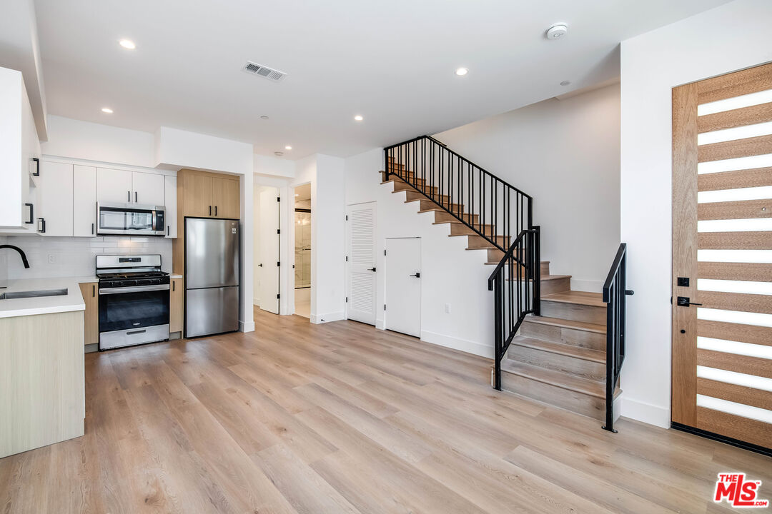 11241 Morrison St Unit: 5