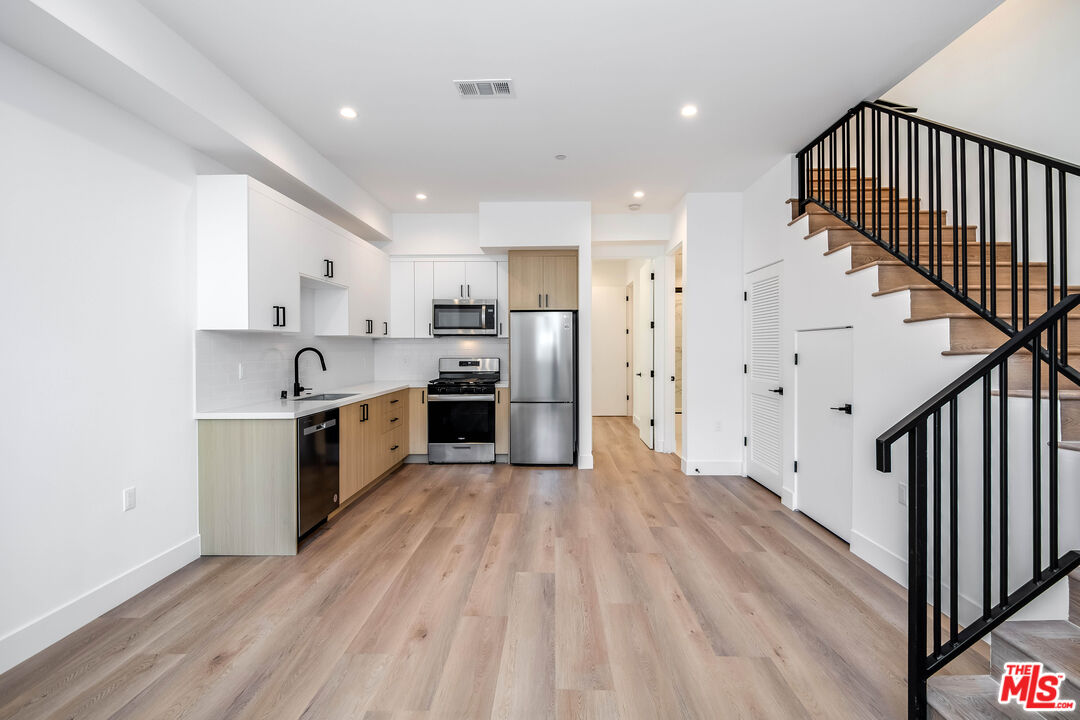 11241 Morrison St Unit: 5