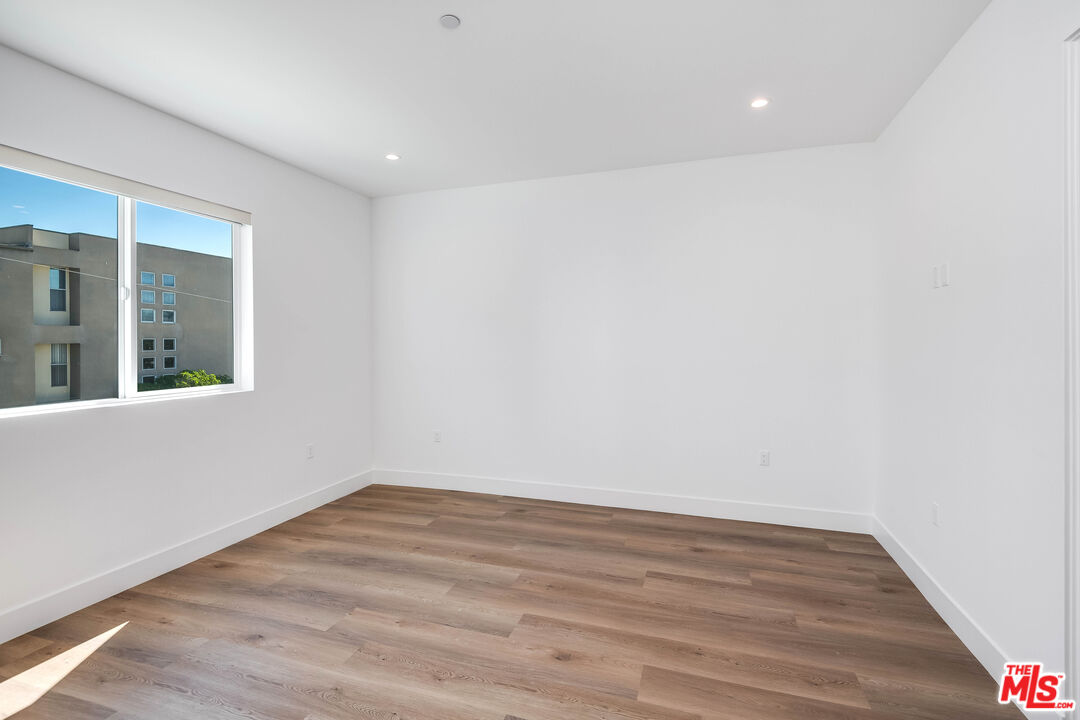 11241 Morrison St Unit: 5