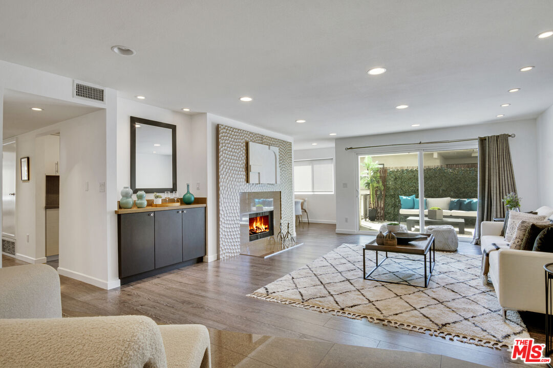 1230 Horn Ave Unit: 100