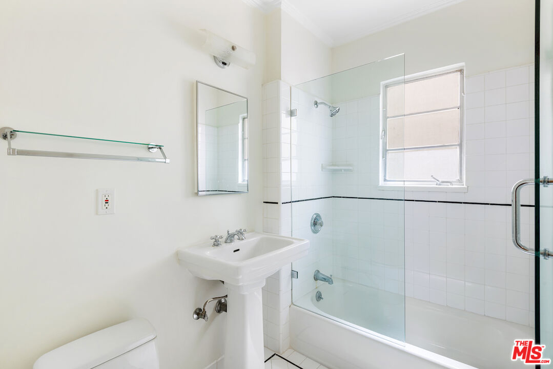 154 N Sycamore Ave Unit: 1