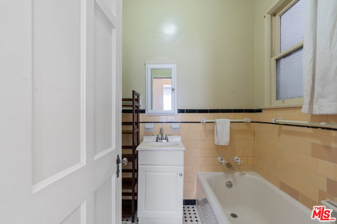 4250 Garthwaite Ave Unit: 2