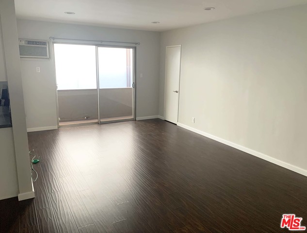 142 N CLARK DR Unit: 8