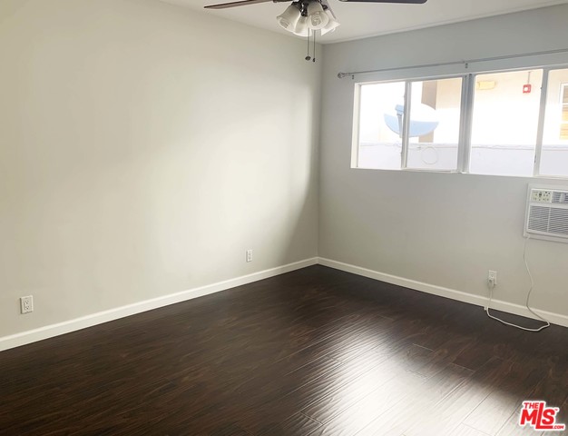 142 N CLARK DR Unit: 8