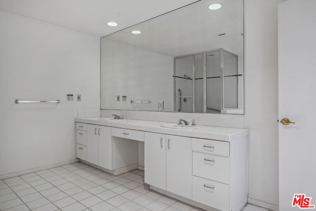 333 Westminster Ave Unit: 406