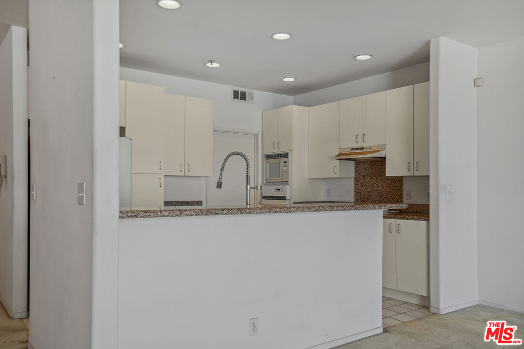 333 Westminster Ave Unit: 406