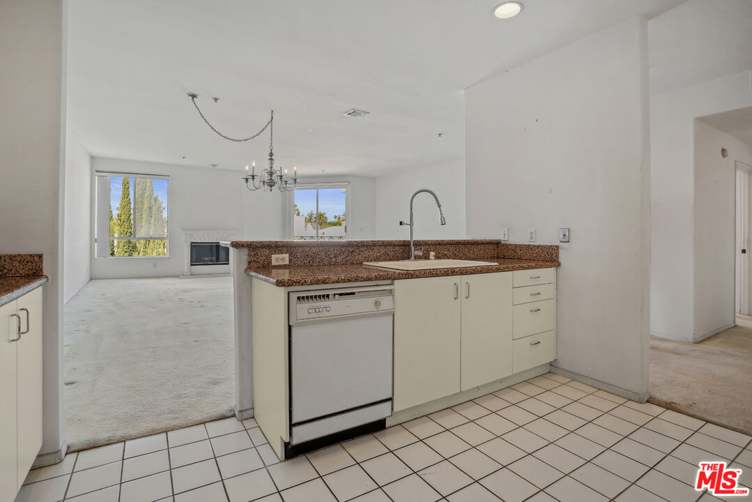 333 Westminster Ave Unit: 406