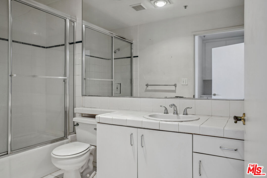 333 Westminster Ave Unit: 406