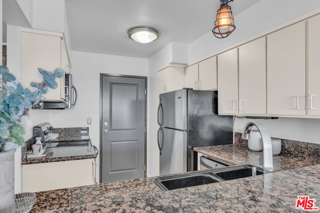 1155 N La Cienega Blvd Unit: 411