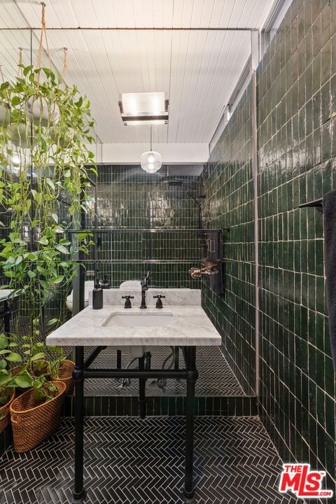 2061 Nichols Canyon Rd