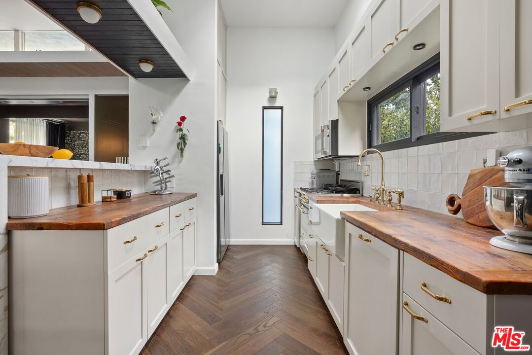 2061 Nichols Canyon Rd