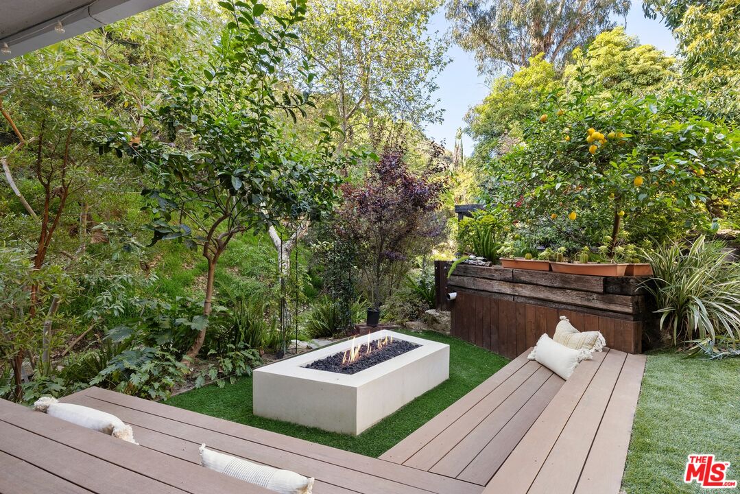 2061 Nichols Canyon Rd