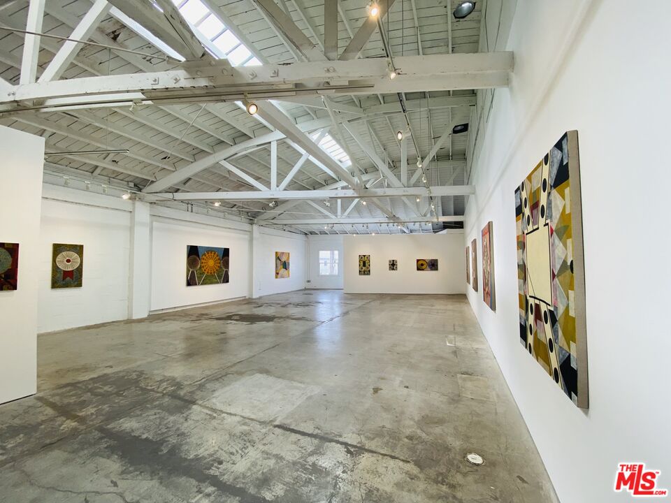 5112 W Jefferson Blvd