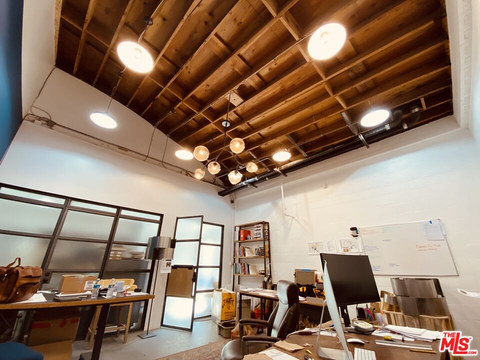 5112 W Jefferson Blvd